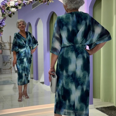 Vestido comprido tie-dye azul e verde com cinto e mangas compridas