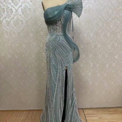 Vestido azul-claro com paetês prateados e detalhe plissado num manequim