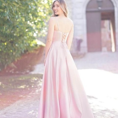Vestido de noite rosa claro com cadarço nas costas, fotografia ao ar livre