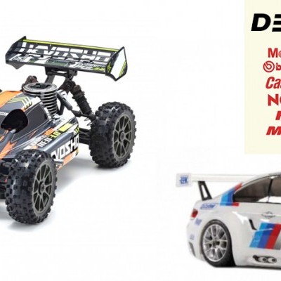 Dois carros de corrida em miniatura com decalques de marcas