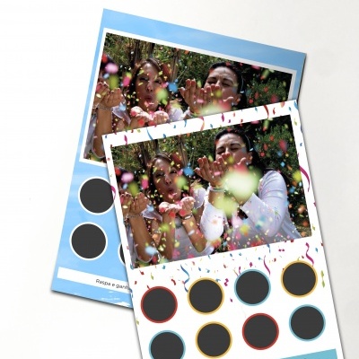 Folhetos promocionais com fotografia de duas mulheres e áreas para raspar prémios