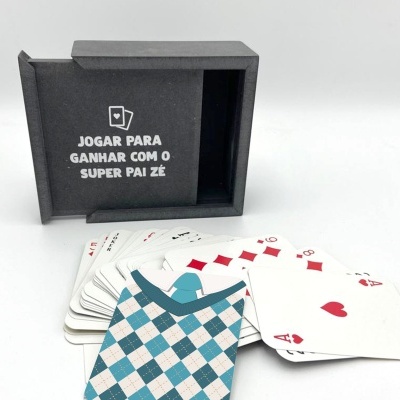 Baralho de cartas e caixa preta com texto em branco