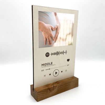 Plaqueta decorativa em vidro com base em madeira e imagem com design de leitor de música