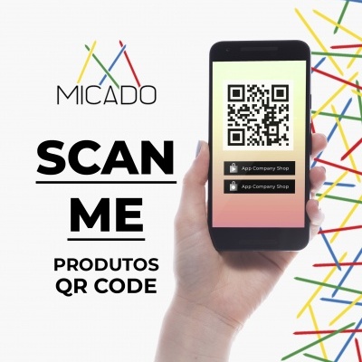 Mão com telemóvel a mostrar código QR e texto promocional de produtos QR code