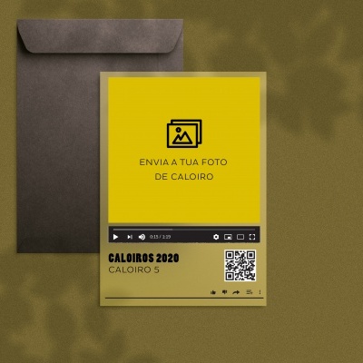 Cartão postal amarelo com texto promocional para envio de foto de caloiro e código QR, com envelope castanho