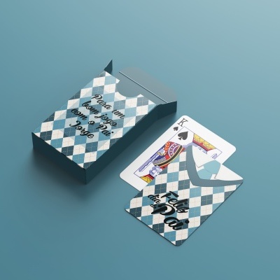 Baralho com caixa azul e branca e carta Rei de Espadas