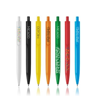 Sete esferográficas de várias cores com padrões e textos diferentes, organizadas em linha