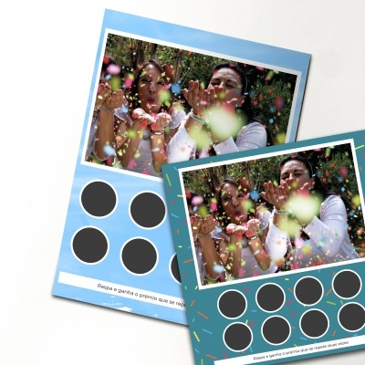 Bilhetes de raspadinha coloridos com imagem de pessoas a lançar confetis