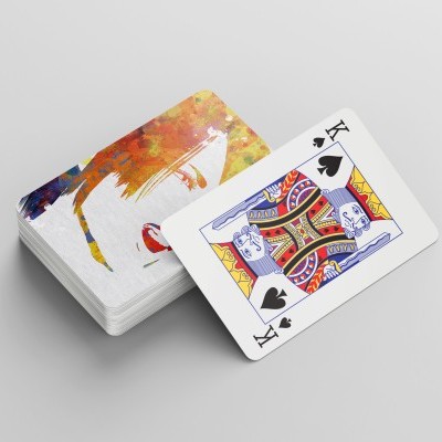 Baralho de cartas com a carta do Rei de Espadas visível e parta traseira das cartas decorada coloridamente