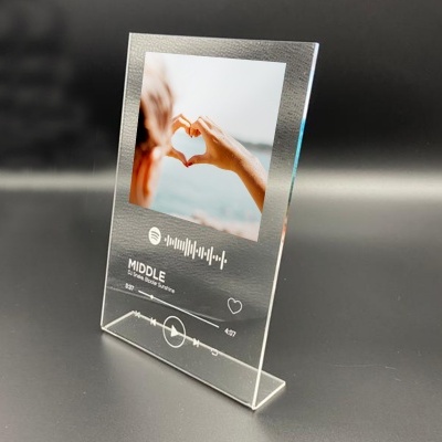 Placa acrílica transparente com imagem e código de áudio