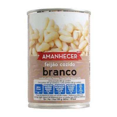 Lata de feijão cozido branco da marca Amanhecer com texto e informações nutricionais
