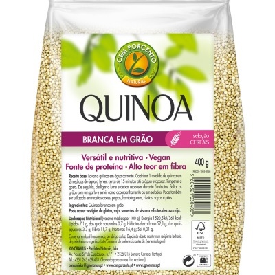 Embala transparente com quinoa branca em grão e rótulo informativo