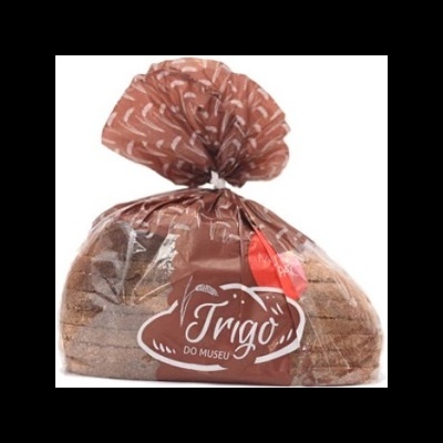 Pão de forma laminado em saco plástico castanho com marca 'Trigo DO MUSEU'.