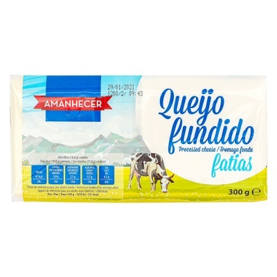 Embalagem de queijo fundido fatiado Amanhecer 300g com ilustração de vacas ao fundo