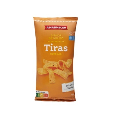 Pacote de snack de milho Tiras com Sal da marca AMANHECER em fundo laranja