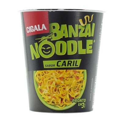 Copo preto de noodles instantâneos com texto em verde e vermelho