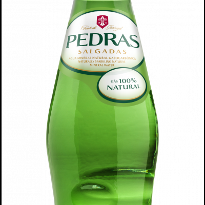 Garrafa verde de vidro de água mineral natural com gás PEDRAS SALGADAS