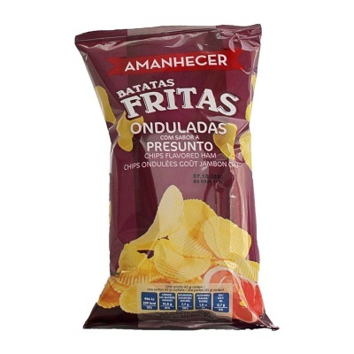Pacote de batatas fritas onduladas sabor presunto da marca Amanhecer, embalagem castanho com texto branco e amarelo