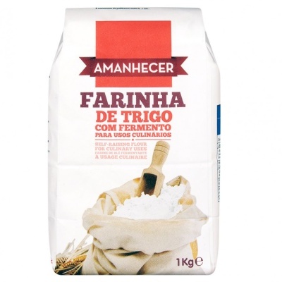 Pacote de farinha de trigo Amanhecer 1 kg com fermento, embalagem branca e vermelha