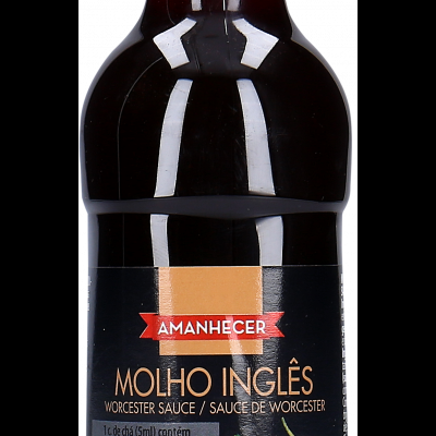 Garrafa de Molho Inglês Amanhecer com rótulo preto e tampa preta