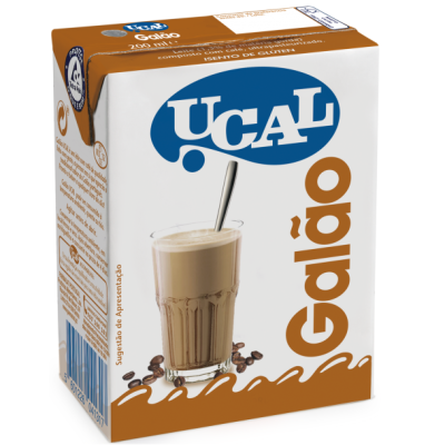 Embalagem branca e castanha de bebida Ucal Galão com copo cheio e colher