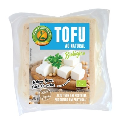 Pacote de tofu ao natural biológico em embalagem transparente com rótulo azul e branco