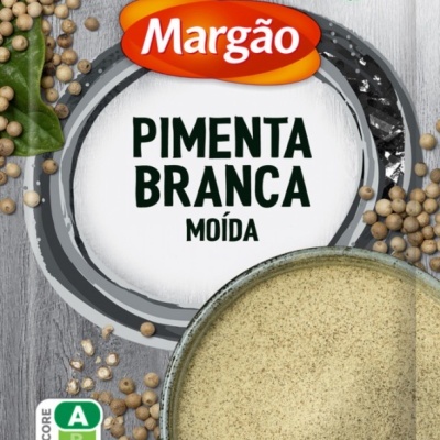 Embalagem de pimenta branca moída Margão com pimentas ao redor