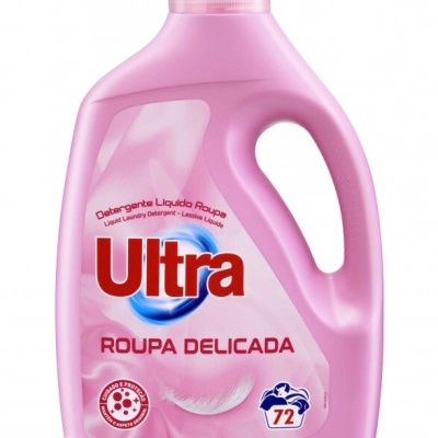 Frasco rosa de detergente líquido Ultra para roupa delicada com tampa branca e símbolo de 72 doses.