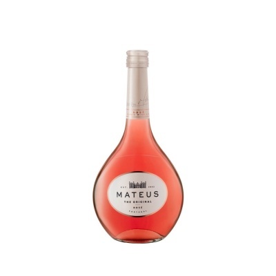 Garrafa de vinho rosé Mateus com rótulo branco