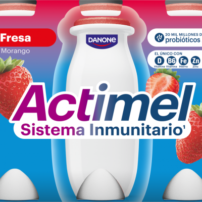 Embalagem Actimel sabor morango com destaque para sistema imunitário e vitaminas