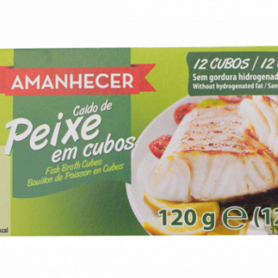 Embalagem verde e amarela de caldo de peixe em cubos AMANHECER com imagem de peixe e legumes