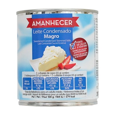 Lata de leite condensado magro Amanhecer com creme e morangos na frente
