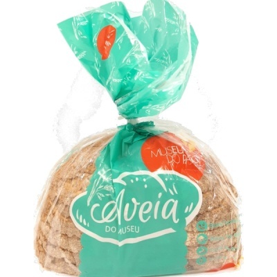 Pão de aveia em embalagem plástica com etiqueta verde e laranja