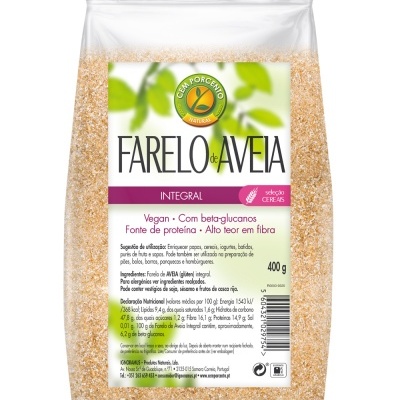 Pacote de plástico transparente com farelo de aveia integral com rótulo branco, verde e roxo.