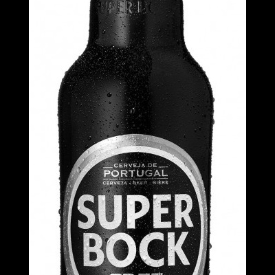 Garrafa preta de cerveja Super Bock Free sem álcool com etiqueta prateada