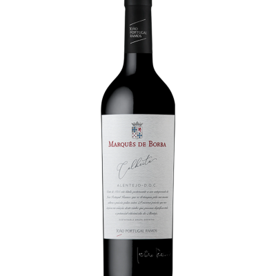 Garrafa de vinho tinto Marquês de Borba Colheita com rótulo branco e selo preto no gargalo