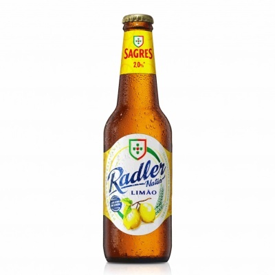 Garrafa de cerveja Sagres Radler limão em vidro castanho com rótulo e cápsula amarela