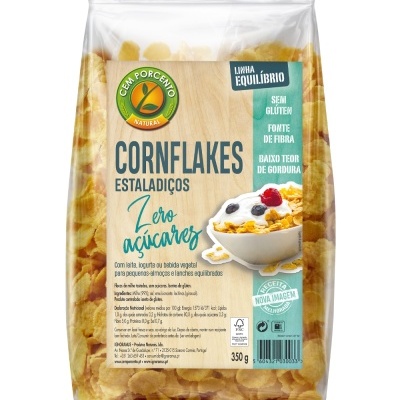 Pacote transparente de cornflakes estaladiços com texto e imagem de prato com cereais e frutos vermelhos