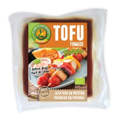 Embalagem de tofu fumado biológico da marca Cem Porcento com informações em português
