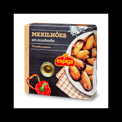 Embalagem de mexilhões em escabeche da marca espiga, com fundo preto e elementos gráficos de comida