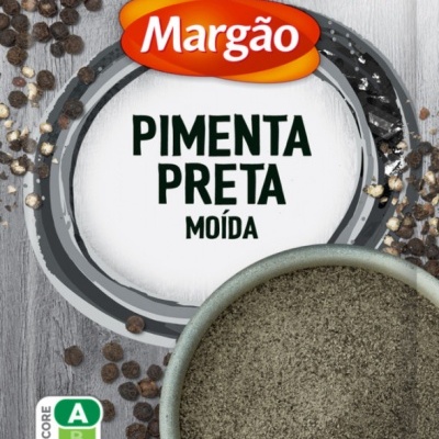 Pacote de pimenta preta moída da Margão com grãos inteiros e tigela de pimenta moída