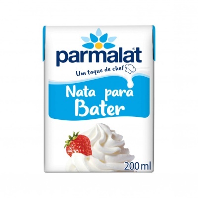 Caixa de Nata para Bater Parmalat 200 ml branca e azul com imagem de chantilly e morango