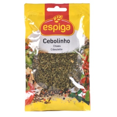 Pacote amarelo de cebolinho seco da marca Espiga com janela transparente e imagens de legumes na borda.
