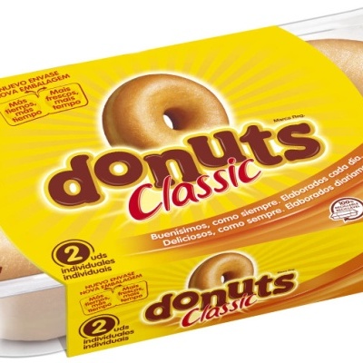 Embalagem plástica transparente com dois donuts clássicos e rótulo amarelo