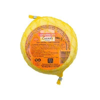 Queijo redondo amarelo com etiqueta laranja AMANHECER envolvido em rede amarela