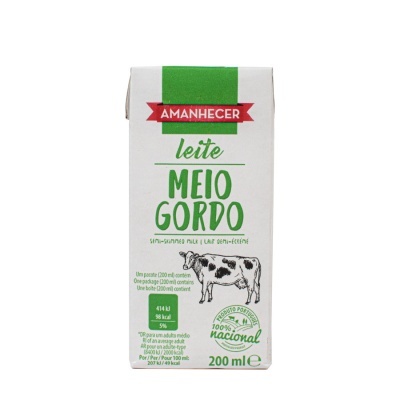 Embalagem de leite meio gordo AMANHECER 200 ml com imagem de vaca