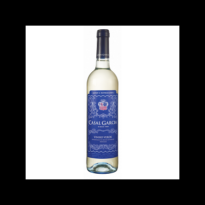 Garrafa de vinho branco Casal Garcia com rótulo azul