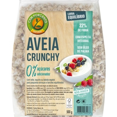 Pacote de aveia crunchy com informações nutricionais e imagem de iogurte com granola e frutos vermelhos.