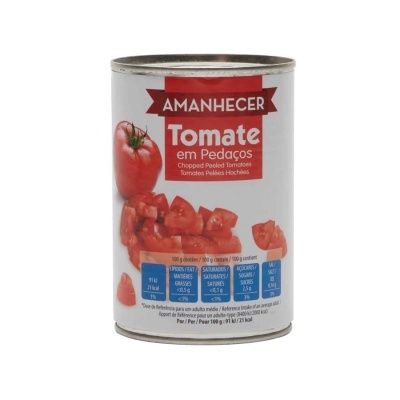 Lata de tomate em pedaços da marca Amanhecer com rótulo branco, vermelho e azul