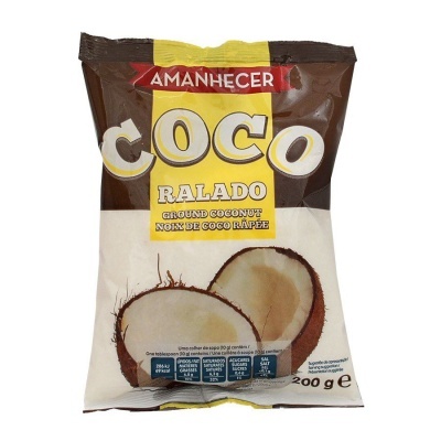 Pacote de coco ralado Amanhecer de 200 g com imagem de coco partido.